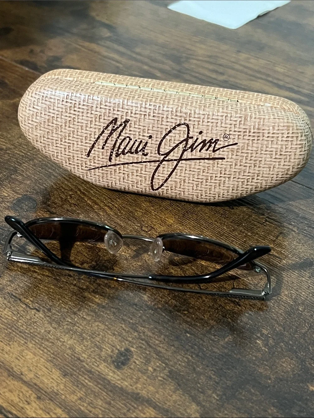 Maui Jim Black Oval Polarized Sunglasses with Tan Case MJ 146-19